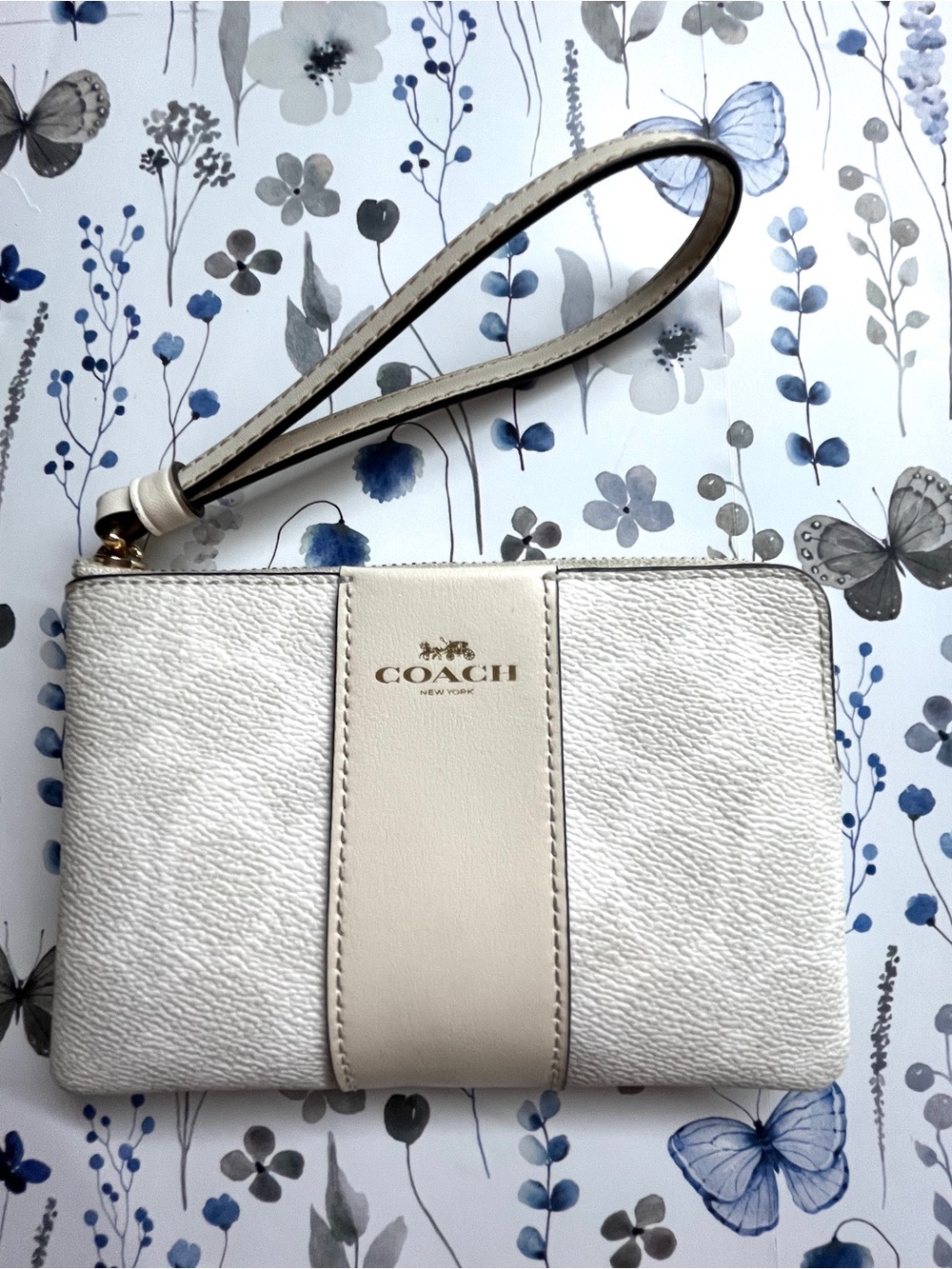 COACH Cream & White Leather Wristlet with Gold Logo New without Tags